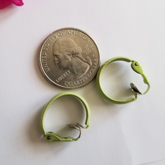 Vintage celery green enamel clip on hoop earrings - Picture 13 of 13